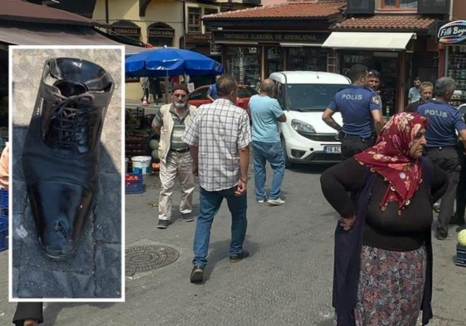 Edinilen bilgiye gre, semt pazarnda seyyar satclk yapan K.D. (62) ile K.. arasnda "yer meselesi" yznden tartma kt.