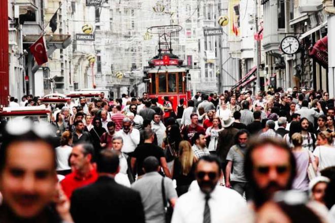 Büyükşehirlerde yaşanan yoğun trafik, nüfus fazlalığı, ulaşım gibi etkenler küçük bölgelere göre büyükşehirlerde sinir düzeyini daha fazla etkilediği ortaya konuldu.