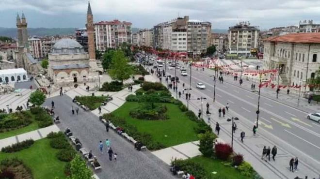 İLK SIRADAKİ İL HERKESİ ŞAŞIRTTI    Ankete katılan 22 bin kişiye 15 soruluk bir test sunuldu. Sonuçlara göre  Sonuçlara göre, testi tamamlayan her yüz Sivaslı'dan 64'ü asabi yanıtlar verdi. Bu oranla Sivas, Türkiye'nin en sinirli ili olarak belirlendi.