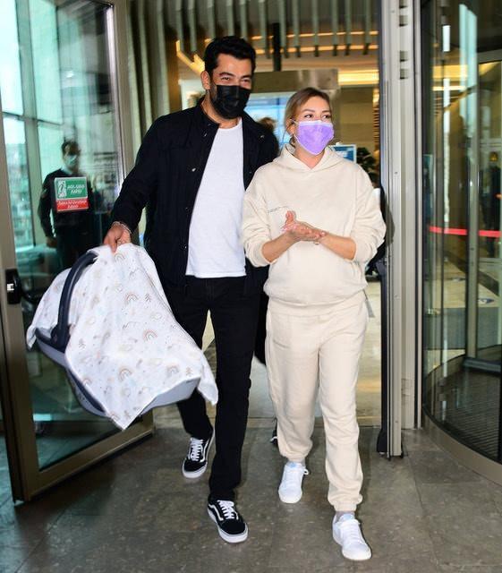 2016 ylnda kendisi gibi oyuncu olan Sinem Kobal ile bir mr boyu mutlulua "evet" diyen mirzalolu, 21 Ekim 2020 ylnda ilk ocuu Lalin'in dnyaya gelmesiyle baba olma sevinci yaamt.