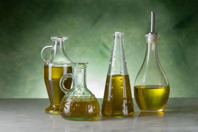 KOKLAMA YNTEM  <p>  Saf zeytinyanda koku nemlidir. ienin kapa aldnda iek kokusu veya zeytin meyvesine yakn bir kokunun olmas gerekiyor.  <p>  Boya veya tiner kokusu gibi alakasz bir koku olmamaldr. Ayn ekilde sirke, kf veya eki gibi kokular da olmamaldr.