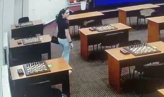 Daha sonra kamera kaytlarn inceleyen yetkililer, Abakarova'nn rakibini zehirleme amacyla oyun tahtasna cva dktn tespit etti.