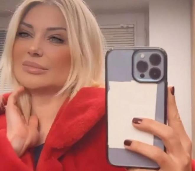 Fit grnm ile beeni toplayan Karl, aktif olarak kulland sosyal medya hesabndan yeni bir paylamda bulundu. Ev hallerini yaynlayan nl arkc Karl, tm dikkatleri zerine ekti.