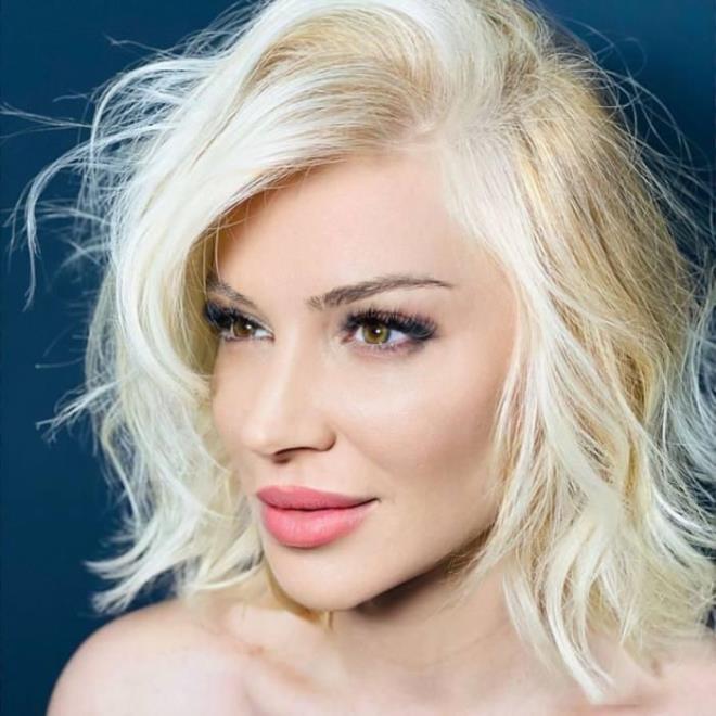 Sosyal medya hesabndan yaynlad pozlarla magazin gndeminden dmeyen Songl Karl, adeta bombay patlatt.