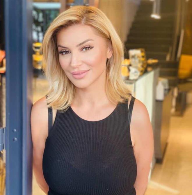 Son gnlerde yeni imajyla ska adndan sz ettiren arkc Songl Karl, ok estetikleriyle konuulan, deiimde adeta Seda Sayan ile yarr hale geldi. Songl Karl son halini sosyal medyasndan paylat.