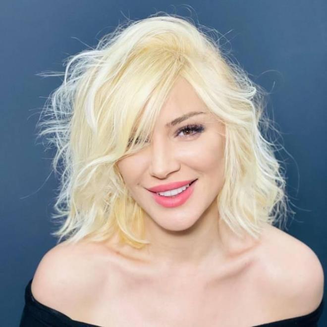 Songl Karl yeni imajn paylat fotoraflara 'Eskiler hayranmz oldu, yenilere MERHABA' notunu dt. Karl'nn yeni imaj Seda Sayan, Seray Sever ve Ajda Pekkan gibi birok nl isme benzetildi.