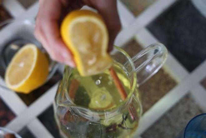 Anavatannn Rusya ve in olduu bilinen meyan kk, lkemizde Dou Anadolu Blgesi?nde yetiir. Osmanlnn mutfak kltrne kadar uzanan 'Meyan kk urubu'  zellikle yaz aylarnda byk rabet gryor. Uzmanlar, su, meyan kk, limon, fesleen ve nar ieinden oluan karmn serinlik iecei olarak tketilmesinin yan sra, ocuklarda baklk sistemini arttrrken kronik akcier, akcier enfeksiyonu, yutaktaki enfeksiyon ve iltihap olan kiilere de faydal olduuna dikkat ekiyor.