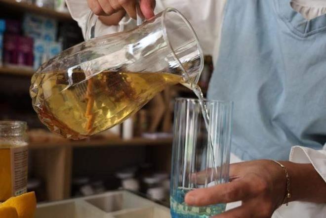 Meyan kk urubunun meyan kk bitkisinin ekstresinden elde edilen bir karm olduunu anlatan Tbbi ve Aromatik Bitkiler Teknikeri Ayen ebi, "Meyan kk urubumuz, meyan kk bitkisinin ekstresi eklinde elde ettiimiz bir uruptur. erii tamamen saf ve doaldr.