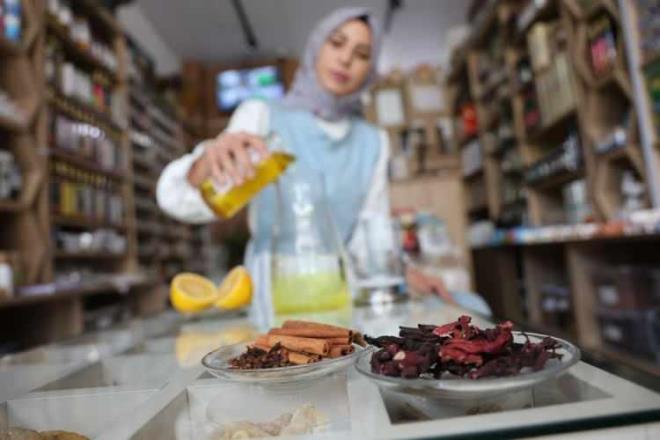 Kronik akcier rahatszlklarna, akcier enfeksiyonuna, yutaktaki enfeksiyona ve iltihaba birebirdir. Kiide eer ksrk varsa, akcierleriyle alakal sknt varsa KOAH, astm hastalar tercih edebilirler. imdi meyan kknn akcier temizlii konusunda ok byk nemi vardr. Akcier konusunda bizim birok mterimize nerdiimiz bir urup cinsidir. Bunun hazrlan meyan kk urubumuzun ierisine saf su, limon, taze nane yapra olabilir, fesleen olabilir, nar iei olabilir nar ieinin de akcier zerinde ok byk etkisi vardr. Bununla birlikte C vitamini ierir ve urubumuzu renklendirmeye yarar. kisinin birlikte kullanm da ok gzel olur.