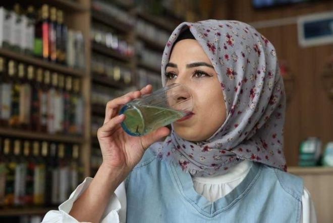 Okul andaki ocuklar iin annelerimiz gazl iecekler ya da hazr paketli gdalar yerine bu tarz evde yapm doal rnler tercih edebilirler. Bu hem ocuun vcudu hem baklk kazanr, hem de byme hormonlarna katk salar" diye konutu.