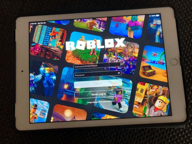 ROBLOX NEDR?    Roblox, kullanclarn kendi oyunlarn yaratmalarna ve bakalar tarafndan yaratlan oyunlar oynamalarna olanak tanyan bir evrimii oyun platformudur.    2006 ylnda piyasaya srlen bu platform, zellikle genler arasnda poplerdir.    Roblox'un Trkiye'de yaklak 10 milyon kullancya sahip olduu tahmin edilmektedir.