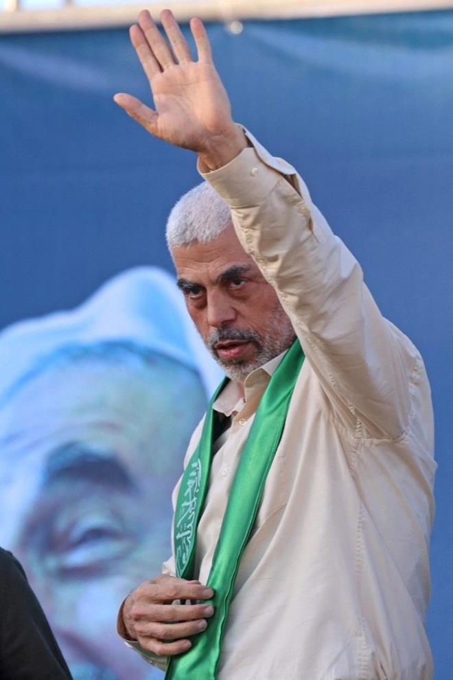 SRAL'E KARI DAHA SERT DURU    Haniye, Hamas'n siyasi kanadnn kdemli isimlerinden biriydi ve bir zamanlar Filistin babakan olarak grev yapm, son yllarda ise Katar'daki merkezinden grubun ilerini ynetmiti.    Hamas her zaman silahl mcadeleyi savunurken, Haniye ve dier srgndeki liderler zaman zaman daha lml bir tavr taknmt.    Hatta iki devletli bir zme ak olduklarn ifade etseler bile srail'i resmen tanmay reddetmilerdi.    Sinvar ise srail hapishanelerinde yirmi yldan fazla sre kalm ve atmann her iki tarafndaki insanlar arasnda n kazanmt.