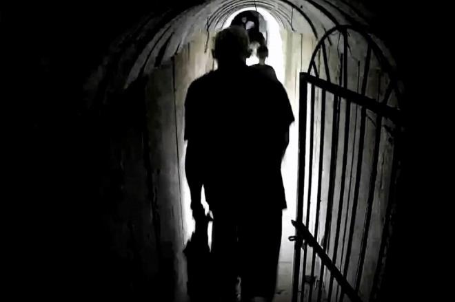 GLGELERDEN LDERLK ETMEK    Sinvar'n Hamas' nasl yneteceini tahmin etmek, etrafndaki gizlilik nedeniyle zor.    Sinvar, savan balangcndan beri grlmedi ve 7 Ekim'den nce bile nadiren kamuoyuna ak etkinliklerde bulundu.    Muhtemelen Hamas'n tnel ann derinliklerinde saklanyor ve d dnyadan byk lde kopuk.