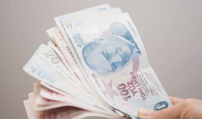 KATSAYI SORUNU ORTADAN KALKMALI<p>  Emekli maalar hesaplanrken 1999 ncesi, 1999-2008 aras ve 2008 sonras olmak zere 3 farkl tarihe gre yaplyor. Bu hesaplamalar  ayr kanuna gre yaplyor.   <p>  Dolaysyla ok deiken olmayan gncelleme katsays ve aylk balama oranyla tek bir hesaplama yaplabilir. Bylece ok prim deyenin ve ok alann daha yksek maa ald bir sistem ortaya kabilir. Bu sistem emekli olmay deil almay da tevik edecektir.