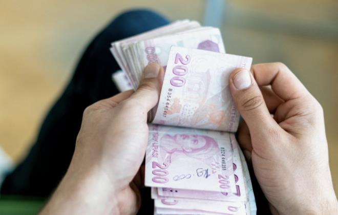 OK ALIANLA AZ ALIAN AYNI MAAI ALIYOR<p>  kinci sorun ise taban maan hemen stnde ayl olanlar asndan yaanyor. rnein bugn 12.500 TL olan taban maan hemen stnde 13-15 bin bandnda aylk alan ok sayda emekli var.   <p>  Bakldnda 3.600 gn prim demi, ya da dk kazan bildirmi bir emekli ile, daha ok alm daha yksek prim demi bir emekli arasnda aylk fark hemen hemen hi kalmyor.