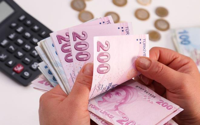 Trkiye?de emeklilik sistemi yeniden deiecek. Bugnk sistemde 4 alana bir emeklinin dmesi gerekirken 1.8 alna bir emekli dyor. Bu dengenin bozulmas emekli aylklarnn daha az denmesine neden oluyor. 3 bin 600 prim gn olanla 9 bin prim gn olan Ba-Kurlu neredeyse ayn maa alyor. Yeni emeklilik sisteminde byle sorunlarn zlmesi bekleniyor.