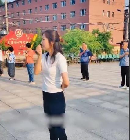 Ailesi vefat etmi olan senarist, internetten emeklilik evleri hakknda bilgi edinip bu tr bir yaam denemeye karar verdi.