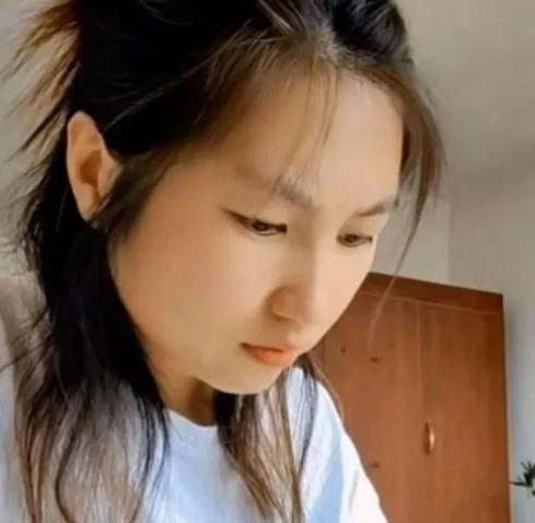 Gnlerini kitap okuyarak, roman yazp, yallar iin an yazlar yazarak geiriyor. Yang, yallarla birlikte olmaktan yalnzlk veya skclk hissetmediini syledi.    Hayat hakknda yeni bir bak as kazandn belirten Yang, gelecee fazla odaklanmadan an yaamann nemini vurgulad.