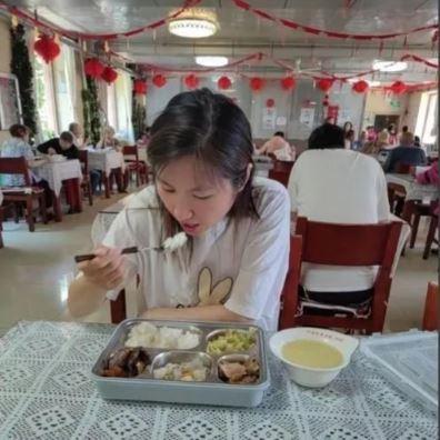 Getiimiz yl ar almann sonucunda bir ay hastanede yatan Yang, i ve dinlenme dzeninin dzenli hale geldiini, her akam saat 9'da uyuyup sabah erken kalktn belirtti.