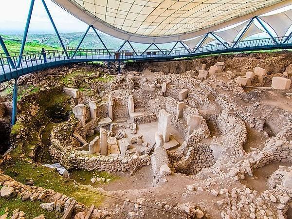 Edinburgh Üniversitesi'nden bir araştırma ekibi, M.Ö. 10,000 civarına tarihlenen Göbeklitepe kompleksinde yer alan bir taş sütunu inceledi.