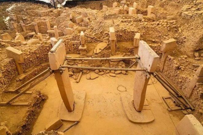 Bu durumun yeni bir dinin domasna ve souk iklimle baa kmak iin tarmda gelimelerin motive edilmesine yol aarak uygarl tetiklemi olabileceini belirten Sweatman, ''Belki de grdklerini kaydetme giriimleri, binlerce yl sonra yaznn geliimine doru atlan ilk admlardr." diye konutu.