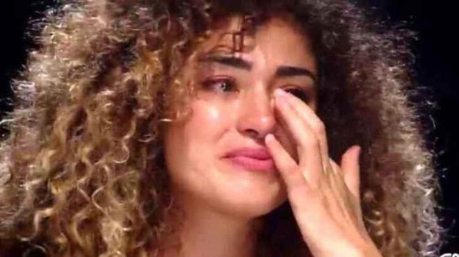 "BANA BAKA OCUKLARI YZNDEN MOBBNG UYGULADI"    Babasnn soyadn kendi isteiyle almadn syleyen tak, "tak soyadm gsm gere gere kullanmaya devam edeceim. nk ben tak olarak dodum. Ben kimsenin soyadn almadm. Bana aldrdlar. Kendisi ?Dilan tak benim kzmdr? diye sosyal medyada duyuru yaptnda yardmclar yanna arp ?Soyadn alacaksn. brahim Tatlses?in kz olmann bir takm kurallar var? dedi. Davay da ben amadm. Kendileri babalk davas atlar.