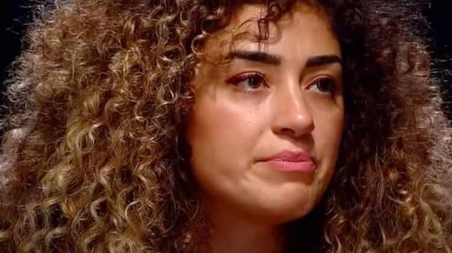 BOMBA DDALAR!    Aile iindeki kriz byrken Dilan tak, son olarak 'Beyaz Magazin' programna balanp gzyalar iinde yaad sreci anlatt. "Bugne kadar konuursam ortalk ok karr diye, sanat kimliime zarar gelir diye konumadm." diyerek szlerine balayan tak, ok konuulan itiraflarda bulundu.