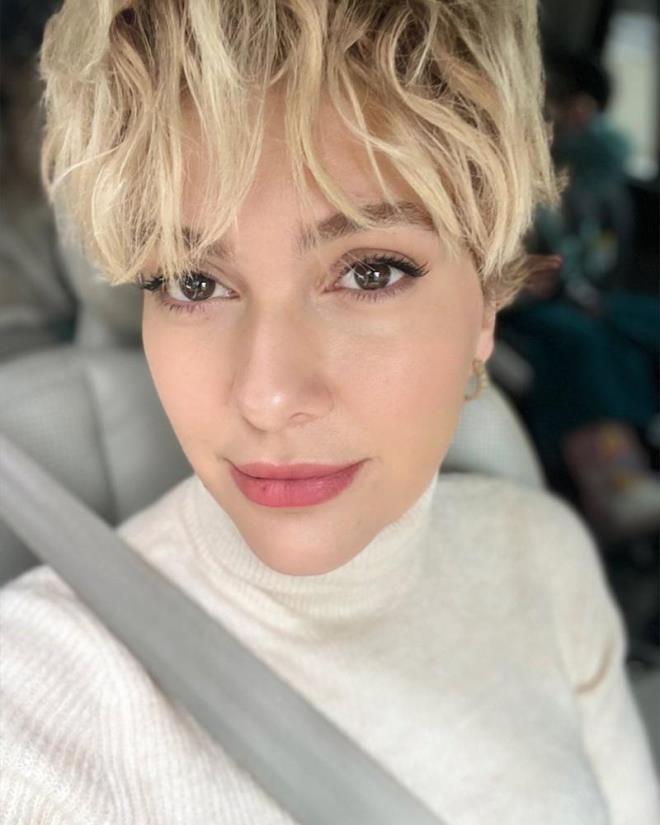 Yeni grntsyle yakn arkada Esra Erol'a dahi benzetilen Bergzar Korel, eski tarzna geri dnd.