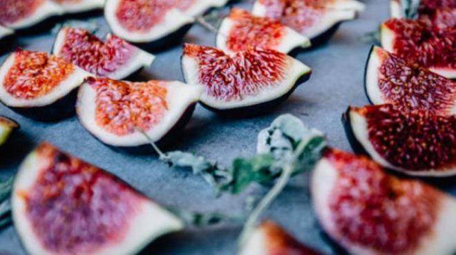 Kabzlk problemini ortadan kaldran bu ikili, metabolizmay hzlandrarak hzl kilo vermenizi salyor. stelik hazrlamas da ok basit. Kk bir kavanozun ierisine kuru incirleri kp kp dorayp zerine hakiki zeytinya ekleyin.