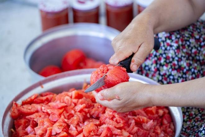 MDE SORUNLARI VE REFL    Beslenme Uzman Dr. Rohini Patil, ?Hassas mideleri olan veya asit geri akna eilimli kiiler iin, domateslerin doal asitlii rahatszla veya tahrie neden olabilir. Domateslerdeki yksek asit, mide ekimesini tetikleyebilir veya mevcut semptomlar ktletirebilir.