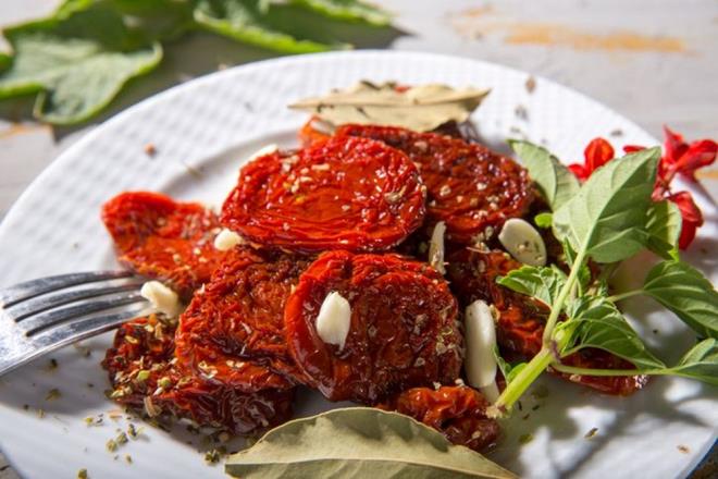 LA ETKLEMLER    Domateslerin, zellikle kann phtlamasn ynetmek iin kullanlanlar veya varfarin gibi kan incelticiler olmak zere belirli ilalarla etkileime girebilecek bileikler ierdiinin farknda olmak ok nemlidir. Domates, bu ilalarn etkinliini etkileyebilen K vitamini ierir. Kan sulandrc ilalar alyorsanz, herhangi bir potansiyel etkileim veya olumsuz etki olmadndan emin olmak iin domates tketiminizi salk uzmannzla grmeniz nemlidir. Uygun domates tketimine rehberlik edebilir ve ila rejiminizi buna gre izleyebilirler.    Bunun zerine salnza dikkat edin ve domatesi salk durumunuza ve komplikasyonlarnza gre daha da nemlisi bir uzman tarafndan nerildiinde tketmeyi tercih edin.    NEML! Baz besinlerin tketimi vcudunuzda alerjik reaksiyonlara sebep olabilir. Domates de bunlardan biri. Bu sebeple mutlaka bir beslenme uzmana dann.