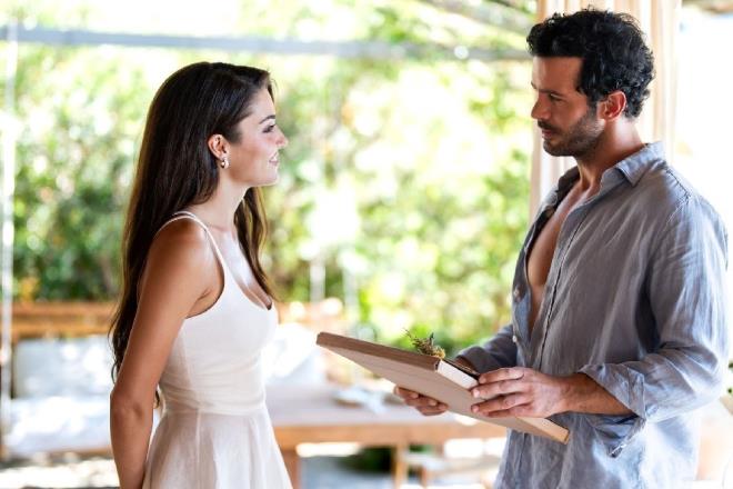 eme ve Alaat'daki ekimlerin ardndan Mikonos'ta yorgunluk atan Erel, stanbul'a dnd.