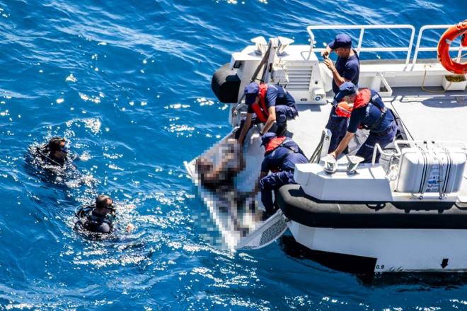 Burada suyun ierisinde bir erkee ait ceset gren dalglar, falezlerin stnde bulunan kafede oturan mterilere seslenerek, durumu 112 Acil ar Merkezine bildirmelerini istedi. hbar zerine cansz bedenin bulunduu yere deniz polisi ve sahil gvenlik ekipleri sevk edildi.