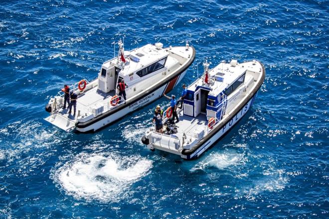 Muratpaa ilesi Konyaalt Caddesi zerinde bulunan falezlerin alt ksmnda tple dal yapan iki amatr dalg, falezlerin nne doru gitti.