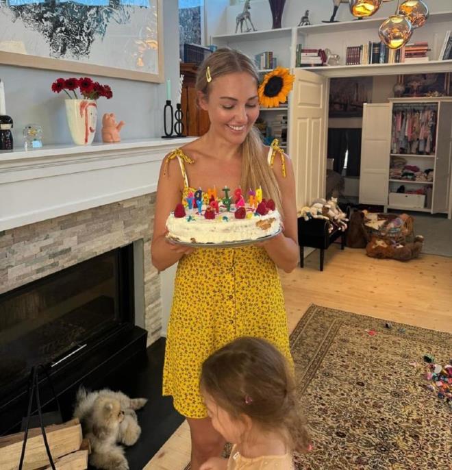 Meryem Uzerli 41 yana merhaba dedi. Kz ocuu annesi olan Meryem Uzerli, yeni yan ailesiyle birlikte kutlad.