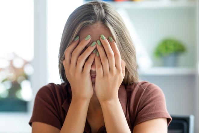 E DNDK OLMAK    Pek ok dahinin, huzur ve skunet iinde almak veya dnmek iin kendilerini izole ettii bilinmektedir.    Sosyal bir ortamda srekli sohbet ve uyarlarla evrili olduunuzda odaklanmak zor olabilir.    Ayrca, almalar ie dnklerin da dnklere gre daha derin bilisel ileme girme eiliminde olduunu gstermitir. Daha kapsaml ve eletirel dnme eilimindedirler; bu da daha yksek bir IQ ile ilikilendirilebilir.    e dnk kiiler ayrca okuma ve aratrma gibi konsantrasyon ve srekli zihinsel aba gerektiren, entelektel geliimi destekleyebilecek aktiviteleri tercih etme eilimindedir.