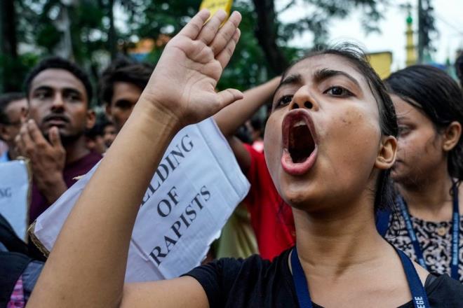 POLSLE ATITILAR    Doktorun ldrld RG Kar Hastanesi?ne giren baz kimlii belirsiz gstericiler ise, acil servisi yamalayarak polisle atmaya girdi.    kan olaylarda polis aralar hasar grrken, fkeli kalabal datmak iin gz yaartc gaz kullanld.