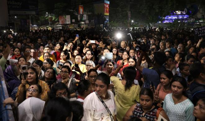 "ADALET STYORUZ"    Eyaletin bakenti Kalkta?da dzenlenen gsteride ellerinde mum klar ve mealelerle yryen binlerce kii, ?Adalet istiyoruz? sloganlar att.