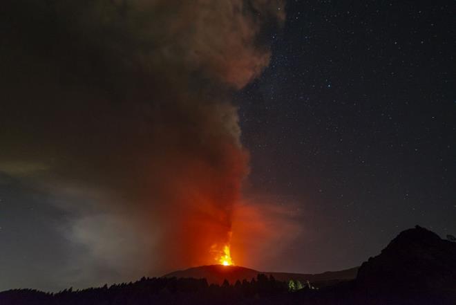 Etna Yanarda, son olarak 4 Austos'ta kl ve lav pskrtmt. Dn akamki son volkanik faaliyet, temmuz ayndan bu yana 6. volkanik patlama oldu.