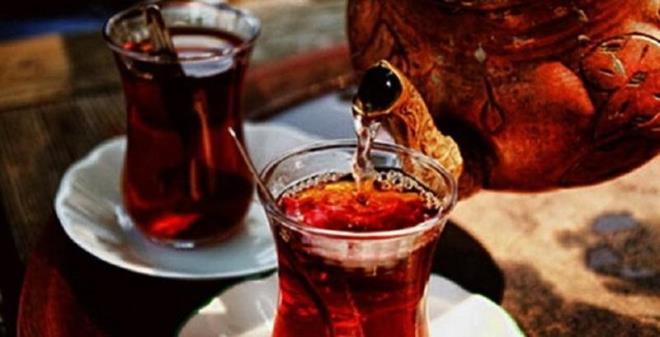 PARKE TEMZLNDE KULLANILIR    Taze demlenmi ay, ahap mobilya ve zemin temizlii iin mkemmel bir rndr. Demleyip itiiniz ay poetlerini yer silme kovasna brakn. Daha sonra mobilyalarnzn tozunu bu kovaya batrdnz yumuak bir bezle silin. Ayn ekilde parkelerinizi de bu suyla temizleyin. Ahap yzeylerin ve parkenizin parladna tank olacaksnz.