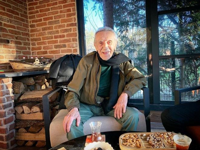 nl oyuncu, 1969'da Glriz Sururi-Engin Cezzar ve Ortaklar Tiyatrosunun ortaklarndan biri oldu. "Nikah Kad" ile "Denin Dostu" oyunlarnda rol alan Akba, birok tiyatro oyununun da ynetmenliini yapt.    Sanat, 1974'te Yeilam filmlerinin yan sra Ylmaz Gney filmlerinde de oynad. Sonraki yllarda ise brahim Tatlses ile senaryo almalar yapt.    ou komedi olmak zere 127 filmde rol alan Akba, 8 filmin ynetmenliini yapt, 30'a yakn tiyatro oyununda ve birok dizide oynad.    Joseph Kesselring'in 1939'da kaleme ald "Arsenic and Old Lace" oyunundan Frat Zobu tarafndan senaryolatrlarak, 1974-1975'te TRT 1'de izleyiciye sunulan "Ahududu" dizisinde de rol alan sanat, 2013'te ise "Altndal" dizisinde yer ald.    Oyunculuun yan sra senaryo da yazan Akba, 33 filmin senaryosuna imza att.