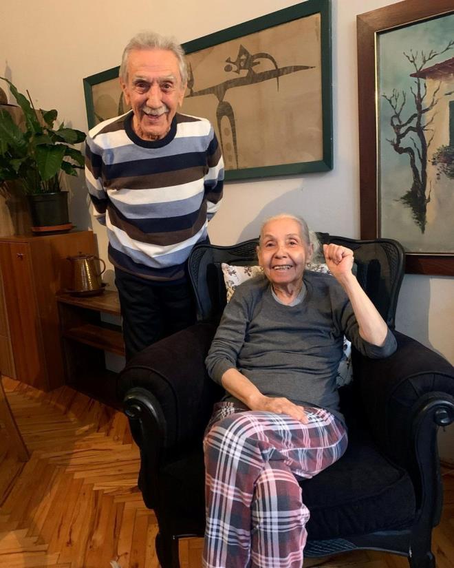 "D Yakamdan Osman" filmiyle 1987'de ynetmenlie balayan Akba afak Sezer ile "Kolpaino" film serisi ve "Kutsal Damacana 2: t Men" filminde de sinemaseverlerle bulutu.    Aydemir Akba, 2016'da "Alemde 1 Gece", 2022'de "Snnet ocuu" ve 2023'te "Kolpaino 4 4'lk" filmlerinde izleyicinin karsna geti.    lk kez 1964'te tiyatro oyuncusu Beyhan Benek ile evlenen sanat, iki kez boand ei ile  kez evlendi.    Daha nce kolon, grtlak ve barsak kanseriyle mcadele eden Akba, Ocak 2023'te yeniden kansere yakalandn duyurmutu.