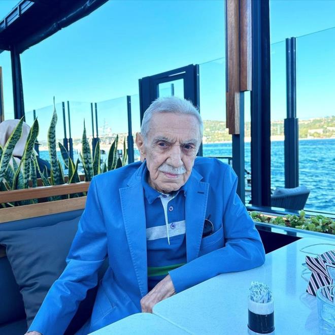 AYDEMR AKBA KMDR?    Usta oyuncu Aydemir Akba, Balkan savalarnda Trkiye'ye gelen Arnavut bir baba ile Trabzonlu bir annenin ocuu olarak 1936'da stanbul Feriky'de dnyaya geldi.    Galatasaray Lisesi'nde tamamlad eitimin ardndan bir sre gazetecilik yapan sanat Altan Erbulak'n ynlendirmesiyle tiyatro oyunculuuna balad.    Glriz Sururi, Ayfer Feray-Nisa Serezli, Ali Poyrazolu gibi tiyatro topluluklar ile alan sanat, "Keanl Ali Destan", "Direkler Aras", "Zilli Zarife" ve "Ferhat ile irin" adl oyunlarda rol ald.    Urfa'nn Suru ilesinde 1960'ta askerlik grevini tamamlayan Akba, daha sonra Glriz Sururi?Engin Cezzar Tiyatrosuna katld.    Sinemaya 1964'te Atf Ylmaz'n ynettii "Keanl Ali Destan" filmiyle adm atan usta oyuncu, filmden nce 31 Mart 1964'te "Keanl Ali Destan"nn ilk tiyatro gsteriminde hem sahne amirlii yapt hem de "Sipsi Selim" karakterine hayat verdi.    Aydemir Akba, 1968'de Ayfer Feray?Nisa Serezli Tiyatrosu'nda sahnelenen "7 Kocal Hrmz" oyununda rol ald.