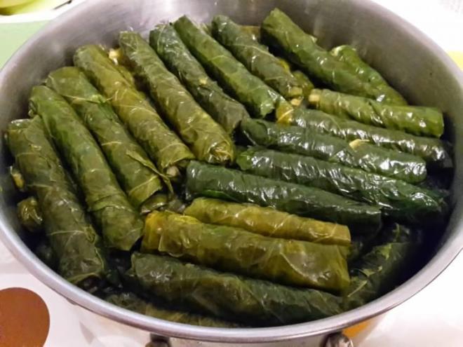 KARALAHANA    Yresel yemeklerde sklkla kullanlan karalahana, kansere kar koruma salyor.   <br>    Karalahana, glukosinolat olarak bilinen doal bileikler bakmndan zengindir. Haftada bir kez tketilen karalahana DNA hasarn nlyor.  <br>Karalahana, fitokimyasallar iermesi nedeniyle vcutta toksin birikmesinin nne geiyor.