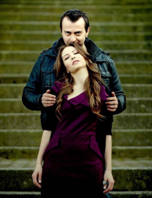 <b>27- Leyla ile Mecnun:</b> EfLAtunfilm tarafndan yaplp TRT 1'de yaynlanan absrd komedi trndeki Trk televizyon dizisidir. Dizi temel olarak efsanev karakterler Leyl ile Mecnun'un hikayesi zerine kurgulanm ve zerine absrd komedi, bilim kurgu, durum komedisi eleri eklenmitir.