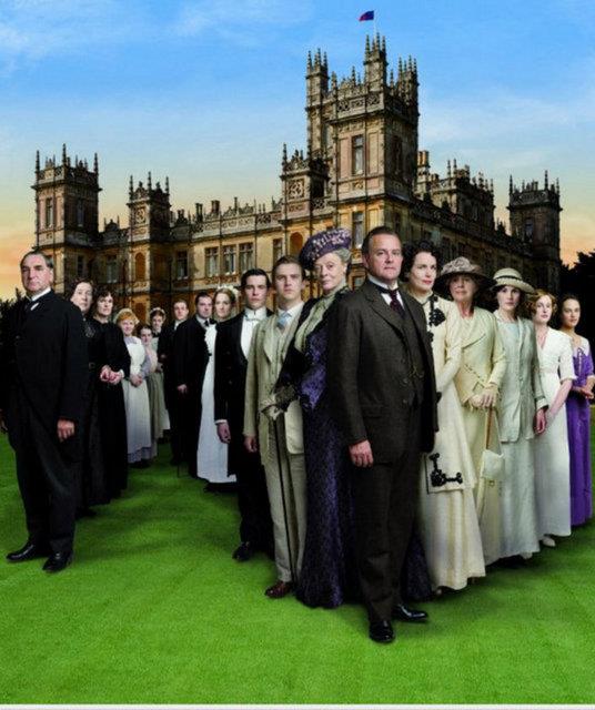 <b>33- Downton Abbey:</b> Lord Crawley aile mirasn, zellikle de byk yazlk kk hayatnn en byk amac olarak grmektedir. Mirassnn Titanik'te lmesi Manchester'l bir avukat olan uzak kuzeni Matthew Crawley'nin aniden varies srasna dahil olmas anlamna gelmektedir.