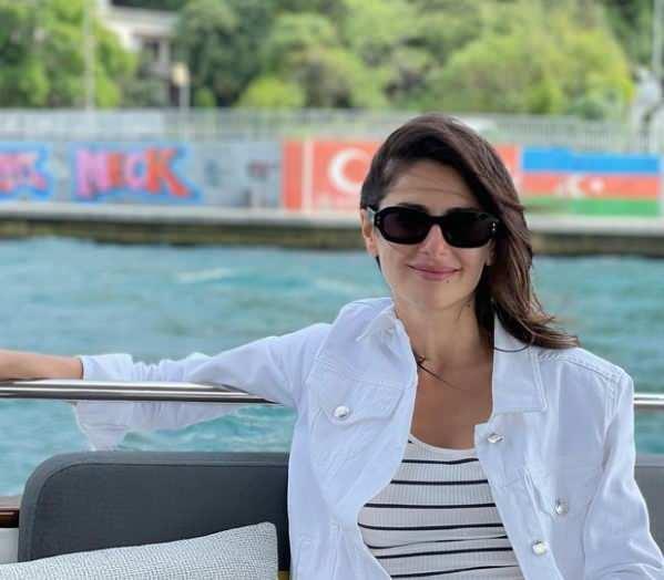 Beyaz kot pantolon ve beyaz atletinin zerine barts takan nl oyuncunun tarz beenilmedi.