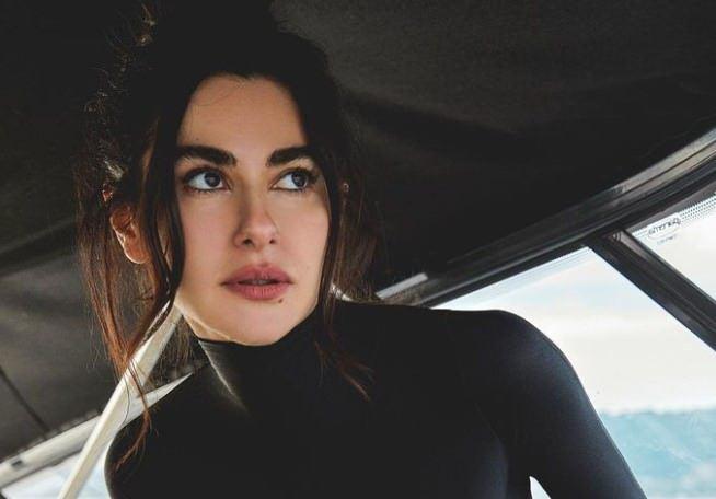 nl oyuncu Nesrin Cavadzade, getiimiz akam stanbul'da katld bir konserde bartl kombiniyle dikkat ekti.