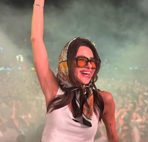 Sosyal medya kullanclar tarafndan "hi olmu mu?", "bu earp modas ok alakasz", 'her yer ak ba rtl", "ok sama grnyor" gibi yorumlar yapld.