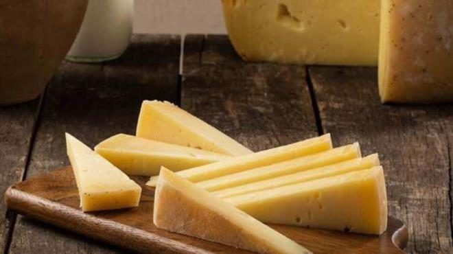 Marketten alrken kaarn gerek olup olmadn o anda test etmek iin rengine bakabilirsiniz. Gerek kaar sarmtrak olurken sahte kaar beyazdr.